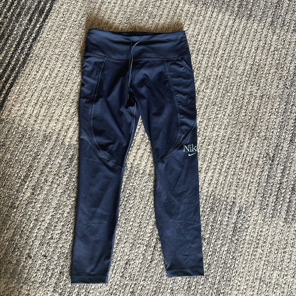 Nike Dri-Fit Cropped Leggings Size Medium - Picture 1 of 3